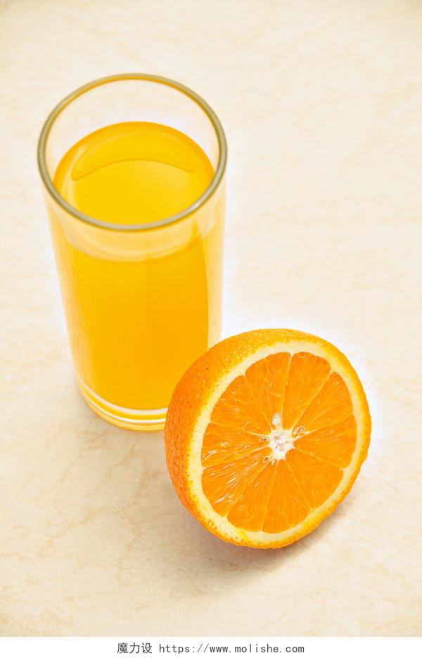 新鲜橙汁切开橙子一杯橙汁橙色液体果汁背景图片